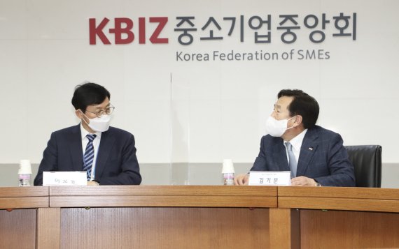 김기문 중소기업중앙회장(오른쪽)이 7일 서울 여의도 중기중앙회를 찾은 이호성 청와대 정책실장과 만나 대화를 나누고 있다. 중소기업중앙회 제공.