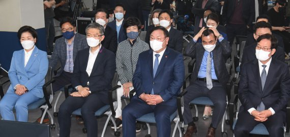민주당, 서울·부산 참패에 '망연자실'..'탄식'·'눈물'