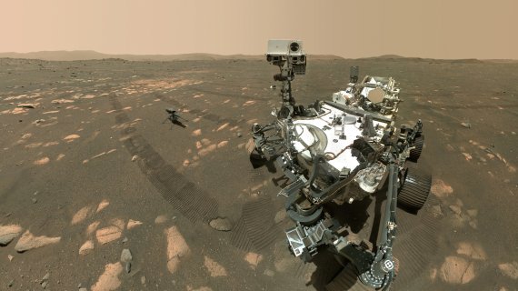 지난 6일(현지시간) 미국 우주항공사무국(나사)의 화성 탐사 차량(로버)인 '퍼시비어런스'(오른쪽)와 초소형 무인헬기인 '인저뉴어티'가 화성에서 작업하고 있는 모습. 이 장면은 퍼시버어런스에 장착된 길이 3.9m 로봇팔에 붙어있는 카메라 '왓슨'에 의해 촬영됐다.AP뉴시스