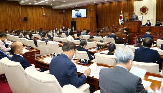 7일 강원도의회 신도현 부의장은 제299회 도의회 임시회에서 2021년도 제1회 추가경정 예산안을 제출, 심의를 요청하였다. 사진=강원도의회 제공