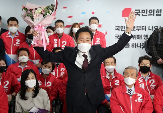 오세훈 국민의힘 서울시장 후보가 오늘 8일 새벽 서울 여의도 국민의힘 중앙당사에 마련된 개표상황실에서 당선이 확실해지자 두손을 들어 환호하고 있다.<div id='ad_body3' class='mbad_bottom' ></div> /사진=뉴스1