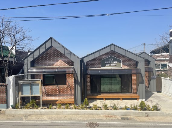 지난달 31일 충북 충주시 문화동 도시재생사업 주민협의체가 주민 의견을 지대로 듣지 않고 일방적으로 사업을 추진했다는 의혹이 제기됐다. 사진은 문화동 주민협의체 현장지원센터.2021.3.31/© 뉴스1