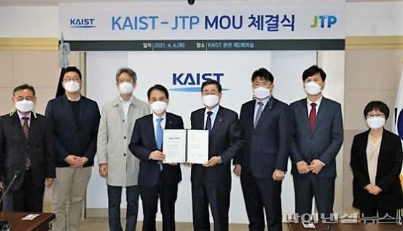 제주테크노파크와 한국과학기술원이 지난 6일 대전 카이스트 본원에서 제주지역 과학기술 발전과 지역산업 육성을 위한 업무협약을 체결했다. [제주테크노파크 제공]