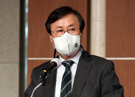 [서울=뉴시스] 최동준 기자 = 도종환 민주주의4.0연구원 이사장이 22일 오후 서울 용산구 백범김구기념관에서 열린 민주주의4.0연구원 창립총회 및 제1차 심포지엄에서 인사말을 하고 있다. (공동취재사진) 2020.11.22. photo@newsis.com