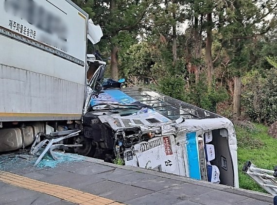 지난 4월 6일 오후 5시59분경 제주대학교 입구 사거리에서 산천단서 주행 중이던 화물트럭이 맞은편 시내버스 2대와 1톤 트럭을 잇따라 들이받는 사고가 발생했다. / 사진=뉴스1(독자 제공)