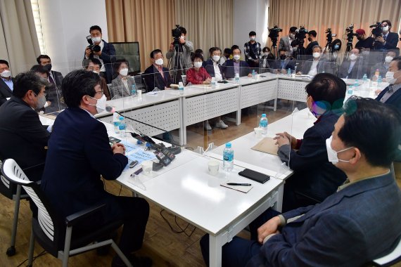 [서울=뉴시스]국회사진기자단 = 국민의힘 유승민 전 의원이 8일 서울 마포 포럼에 참석해 발언하고 있다. 2021.04.08. photo@newsis.com <저작권자ⓒ 공감언론 뉴시스통신사. 무단전재-재배포 금지.> /사진=뉴시스화상