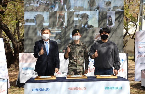 지난 2021년 4월 8일 병무청은 취업맞춤특기병과 산업기능요원으로 복무한 경험을 발판으로 취업에 성공한 선배들의 이야기를 소개하는 공연을 개최했다고 밝혔다. 병무청 제공