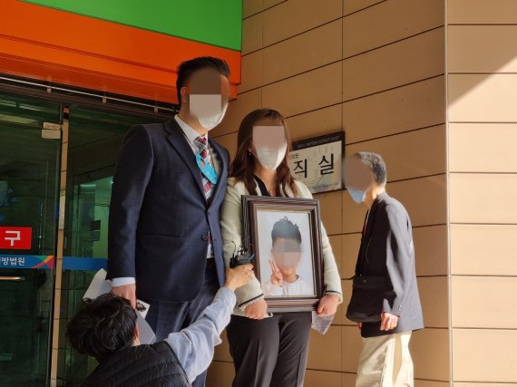 대낮 음주운전으로 숨진 6세 아동의 유가족이 8일 열린 항소심 재판 직후 기자들과 만나 입장을 밝히고 있다. © 뉴스1/정혜민 기자