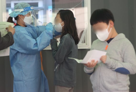 7일 서울역 임시선별진료소에서 시민들이 검사를 받고 있다. 2021.4.7/뉴스1 © News1 이성철 기자