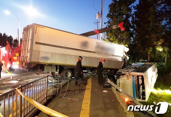 제주대 학생 33명 부상…대형 화물차, 5.16도로 운행 제한 주장