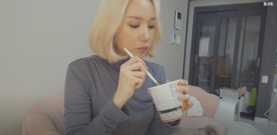 인기 유튜버 조에가 자신의 방송 도중 요뽀끼를 먹고 있다. (유튜브 채널 Zoe's 조에 방송화면 캡처)