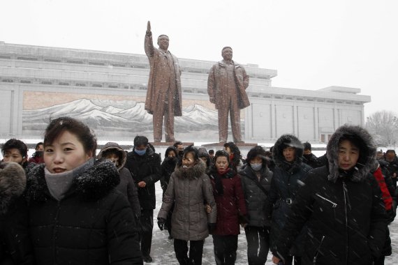 [평양=AP/뉴시스]김정일 국방위원장의 78번째 생일(광명성절)을 맞아 16일 북한 주민들이 평양 만수대 김일성과 김정일 동상을 찾아 참배 후 돌아가고 있다. 2020.02.16.