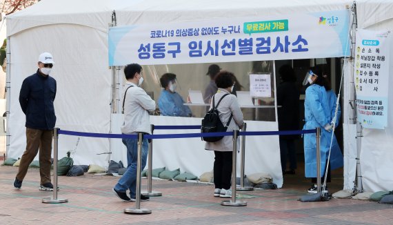 코로나19 4차 대유행 우려가 계속된 9일 오전 서울 성동구 코로나19 임시선별검사소를 찾은 시민들이 차례를 기다리고 있다. 사진=뉴시스화상