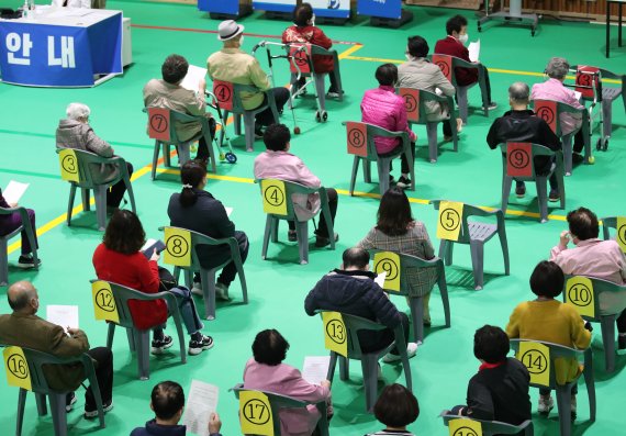 지난 9일 대전 유성구 코로나19 백신예방접종센터에서 어르신들이 접종후 이상징후가 있는지 대기하고 있는 모습. 뉴스1