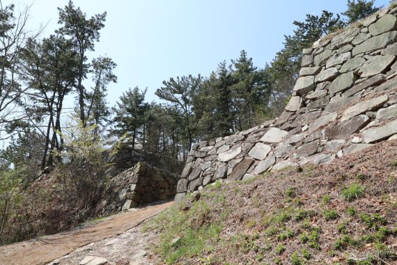 울산 울주군 서생면 서생포왜성은 일본 구마모토성의 원형으로 평가되고 있다. 이 성은 임진왜란 당시 한 번도 빼앗기지 않았다. 일제는 강점기 때 서생포왜성을 사적으로 지정하면서 역사적 의미를 부여했다. 해방 이후 이 사적 지정은 그대로 유지됐고, 현재는 울산시 문화재 자료로 지정돼 있다. /사진=울산시 제공