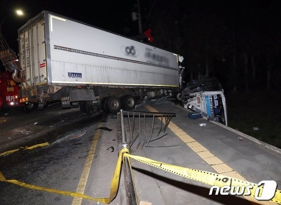 6일 오후 6시1분쯤 제주대학교 입구 사거리에서 주행 중이던 화물트럭이 시내버스 2대와 1톤 트럭을 연쇄 추돌해 다수의 사상자가 발생했다. 2021.4.6/뉴스1