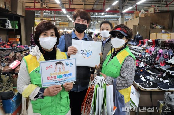 공무원연금공단 제주지부가 9일 서귀포향토오일시장에서 가진 코로나19 예방 안전캠페인.