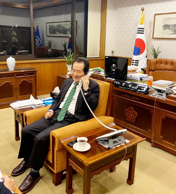 정세균 총리는 이란 당국에 3달여간 억류됐다 9일 해제된 한국케미호 이부재 선장과 전화통화를 가졌다.