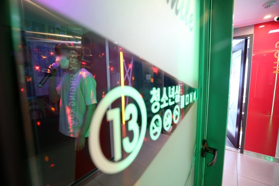 지난 9일 서울 서대문구 스마일 코인 노래연습장에서 한 시민이 노래를 부르고 있다. 2021.4.9/뉴스1 © News1 이승배 기자