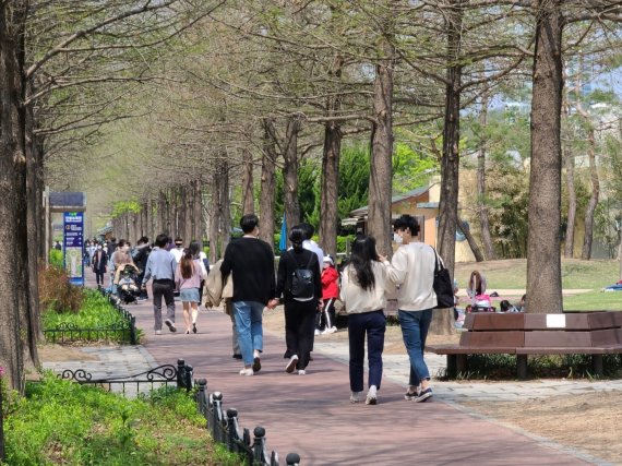 대전 사회적 거리두기 2단계 격상 후 첫 주말인 10일 대전 한밭수목원에 많은 시민들이 모여들었다. © 뉴스1