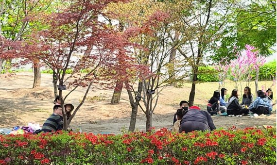 대전 사회적 거리두기가 다시 2단계로 격상됐지만, 주말인 10일 대전 엑스포시민광장 곳곳에 인파가 모였다. © 뉴스1
