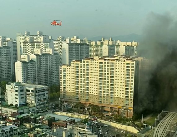 지난 10일 오후 경기 남양주시 4시 30분께 다산동 도농역 인근 주상복합건물에서 화재가 발생, 경기소방, 서울소방 등이 대응 2단계 헬기를 투입 진화작업을 하고 있다. 뉴시스 제공