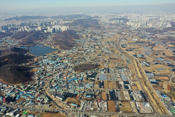 신도시 개발, 택지지구 조성 등에서 이뤄지는 강제 토지수용의 보상을 두고 문제 제기가 이어지고 있다. 토지보상의 경우 공익사업을 위해 강제적으로 이뤄지지만 시가 대비 낮은 보상으로 개인 등의 재산권을 침해할 수 있어서다. 반면 공익사업을 주관하는 공기업 등은 초과 수익을 거둘 수 있는 구조라는 지적이다. /사진=뉴스1