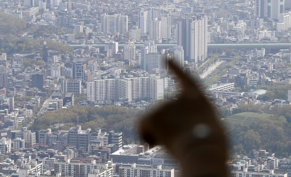 지난 11일 서울 송파구 롯데월드타워 전망대 서울스카이에서 바라본 서울 시내 아파트 단지가 보이고 있다. / 사진=뉴시스