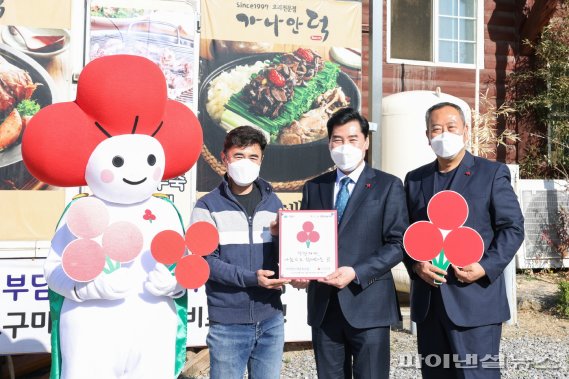 김상돈 의왕시장(가운데) 8일 백운호수 착한가게 현판 전달. 사진제공=의왕시