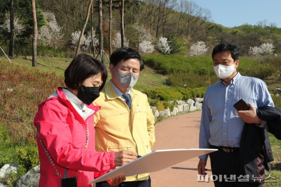 한대희 군포시장(가운데) 8일 철쭉동산 폐쇄 조치 점검. 사진제공=군포시