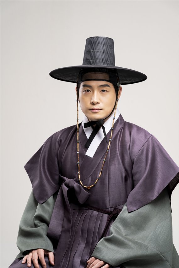 권동호, 연극 '한성의 이발사'서 '조선의 왕자' 변신