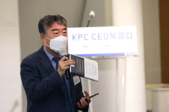 안완기 한국생산성본부 회장은 지난 8일 서울 밀레니엄 힐튼호텔에서 열린 KPC CEO 북클럽에 취임 후 첫 행사로 참석했다. 안 회장은 여러 기업·기관 등의 경영진을 만나 본부의 향후 비전과 방향을 설명하며 고객기업들과 기업생산성향상 방향을 논의하는 시간을 가졌다. 생산성본부 제공.