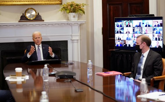 조 바이든 미국 대통령이 12일(현지시간) 워싱턴 백악관의 루스벨트룸에서 화상으로 열린 반도체 공급 대책 회의에서 말하고 있다. 로이터뉴스1