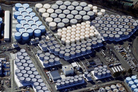 후쿠시마 제1원전 부지내에 보관 중인 오염수 저장탱크. 일본 정부는 2022년 10월이면 이 저장시설이 포화상태에 이른다고 주장하고 있다. 로이터 뉴스1