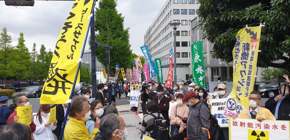 13일 일본 도쿄 총리관저 앞에서 후쿠시마 원전 오염수 해양 방류에 반대하는 시민단체가 시위를 하고 있다. 이날 행사에는 약 320명이 참석했다. 사진=조은효 특파원