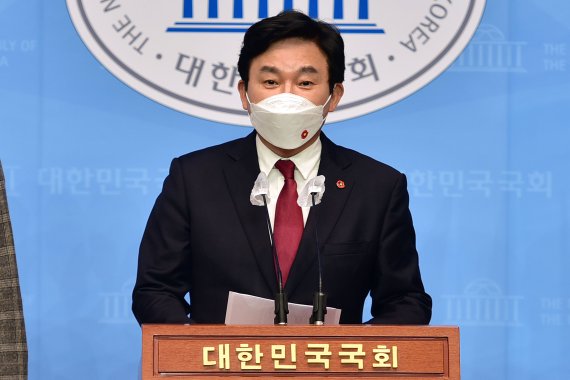 원희룡 제주도지사가 지난 13일 서울 여의도 국회 소통관에서 일본의 후쿠시마 원전 오염수 방류 결정을 강력 규탄하는 기자회견을 하고 있다. / 사진=뉴시스