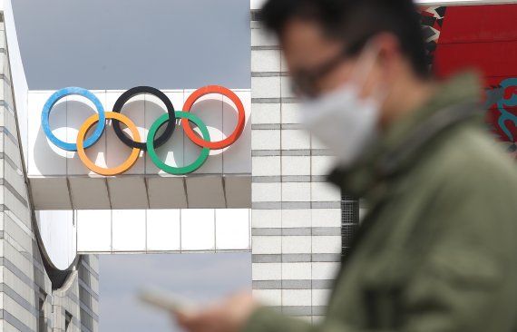 (서울=뉴스1) 임세영 기자 = 도쿄올림픽 개최를 100여일 앞두고 있는 13일 서울 송파구 방이동 올림픽공원에 설치된 오륜마크 앞을 한 시민이 지나고 있다. 교도통신에 따르면 지난달 10~12일 실시된 여론조사에서 일본 국민의 70% 이상이 올림픽 취소나 연기를 바란다는 조사 결과 나왔다. 응답자의 39.2%가 올림픽 취소를, 32.8%는 연기를 지지했다. 올림픽을 예정대로 진행해야 한다는 응답자는 24.5%에 불과했다. 이 같은 조사 결과는 최근 들어 일본 국민들 사이에서 코로나19 바이러스 확산 우려가 점점 더 높아지고 있음을