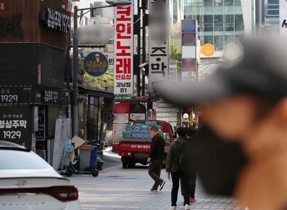 코로나 걸리며 여전히 죄인?…법적 책임 요구에 인신공격까지