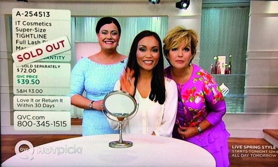 IT코스메틱이 세계적 브랜드로 발돋움할 수 있었던 것은 미국 홈쇼핑 채널 QVC에 제품이 소개되면서다. 제이미 컨 리마(왼쪽)는 직접 TV에 출연해 제품을 팔았다.