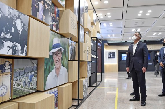 지난 2021년 정의선 현대자동차그룹 회장이 서울 종로구 현대차그룹 계동사옥에서 열린 '아산 정주영 20주기 추모 사진전'을 방문해 아산의 사진과 영상을 살펴보는 모습. 현대자동차그룹 제공