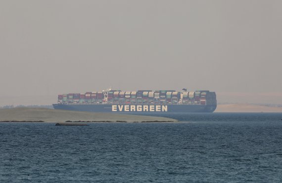 지난달 30일(현지시간) 이집트 그레이트 비터 호주에 현지 당국으로부터 압류된 화물선 '에버기븐'이 정박된 모습.AP뉴시스