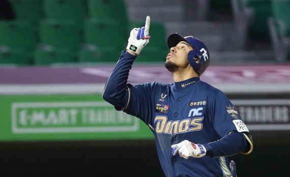 13일 오후 인천 미추홀구 문학동 SSG 랜더스필드에서 열린 ‘2021 프로야구 신한은행 SOL KBO리그’ SSG 랜더스와 NC 다이노스의 경기 8회초 선두타자 NC 알테어가 솔로홈런을 날린 후 홈으로 들어오며 세리머니를 하고 있다. 2021.4.13/뉴스1 © News1 박정호 기자