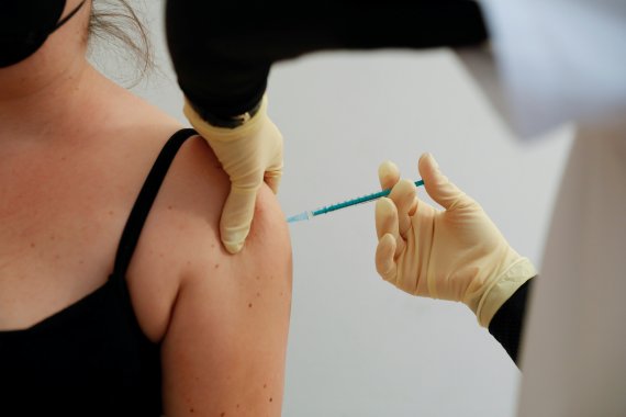 존슨앤드존슨(J&J)이 14일(현지시간)로 예정됐던 유럽 코로나19 백신공급을 일단 연기하기로 한 가운데 13일 독일 베를린에서 한 여성이 화이자 백신을 접종하고 있다. 로이터뉴스1