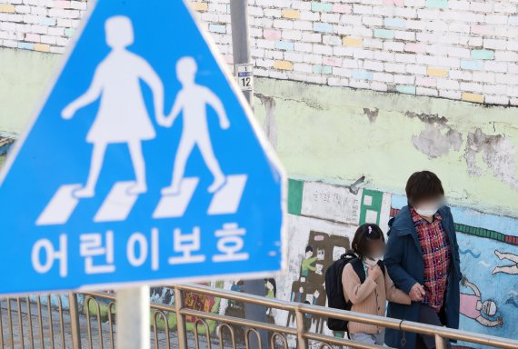 학교에 '자가진단키트' 도입?…감염병 전문가들 "해볼 만"