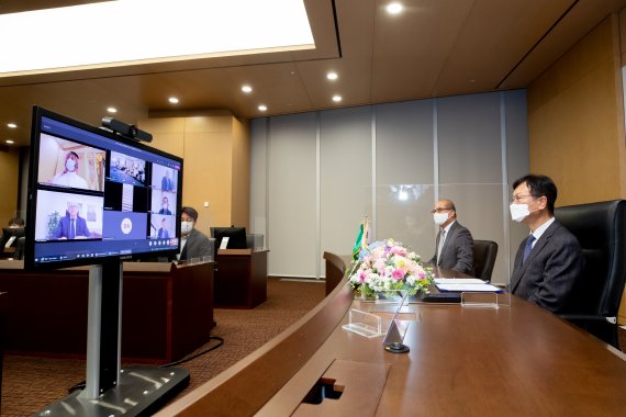 삼성엔지니어링 최성안 사장(오른쪽)이 온라인 화상시스템을 통해 계약식에 참여하고 있다.
