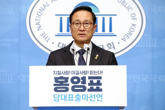 홍영표 더불어민주당 의원이 14일 서울 여의도 국회 소통관에서 당대표 출마 기자회견을 하고 있다. 사진=뉴스1