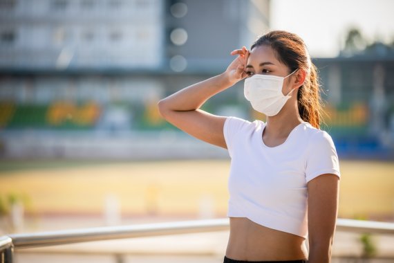 마스크 쓰고 달리는 사람들, 입으로 숨 쉬면 충치 위험 높다
