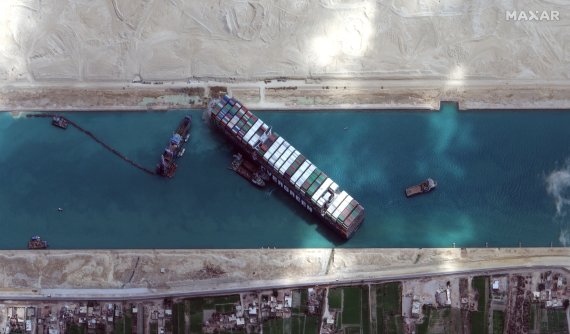 지난달 28일(현지시간) 컨테이너선 에버기븐호가 이집트 수에즈 운하를 가로막고 멈춰선 모습을 인공위성으로 촬영한 모습. 뉴시스