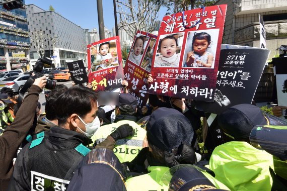 지난 공판 당시 서울남부지법에 몰려든 시민들이 양부모의 강력 처벌을 원하며 시위를 연 모습. fnDB.