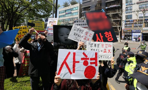 양부모의 학대 끝에 숨진 16개월 된 입양 딸 '정인이'의 양부모의 결심 공판이 열린 14일 오후 서울 양천구 서울남부지방법원 입구에서 시민들이 양모가 탑승한 것으로 보이는 호송차를 향해 팻말을 들고 항의하고 있다. 뉴시스